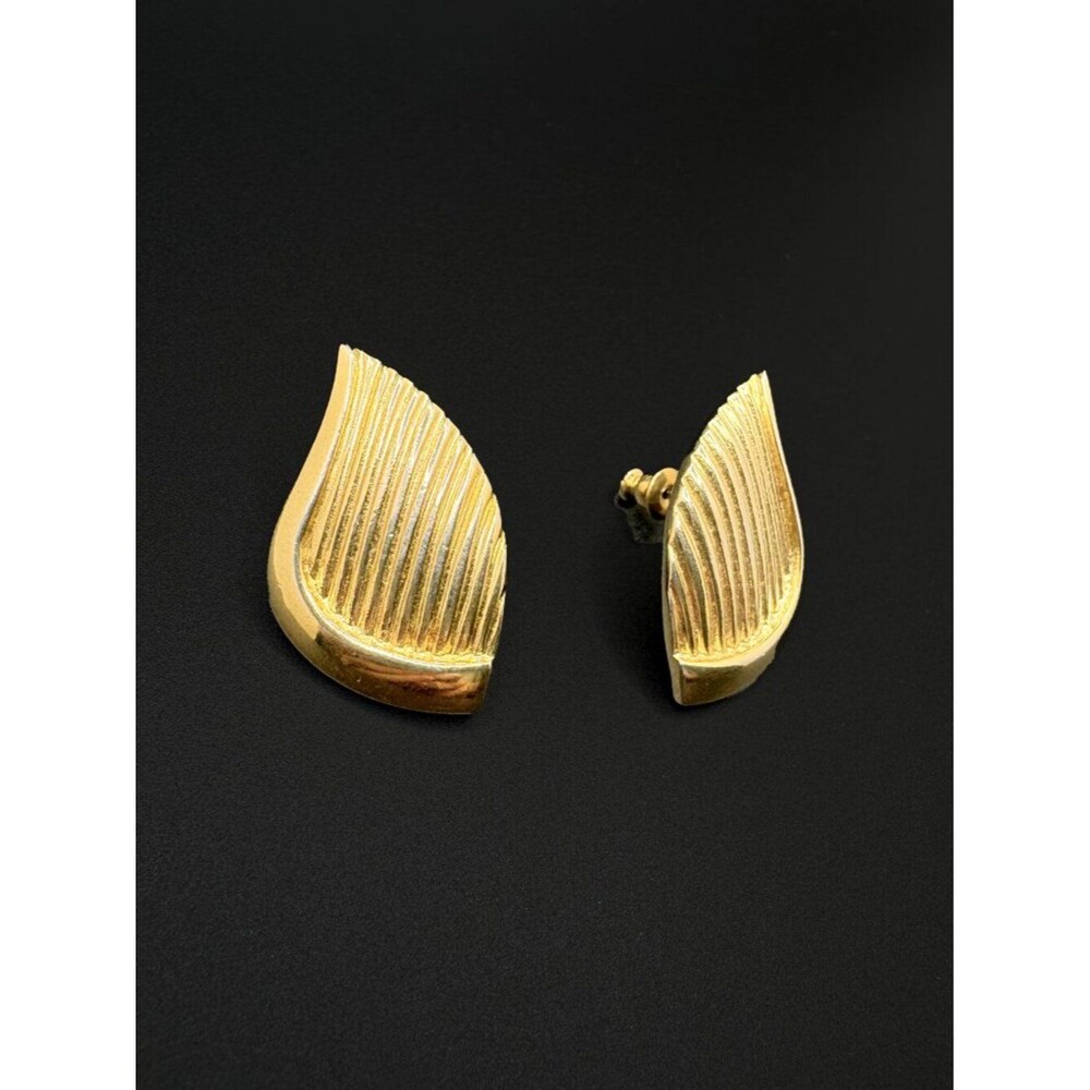 Vintage Trifari Gold Tone Leaf Earrings - Picture 2 of 4